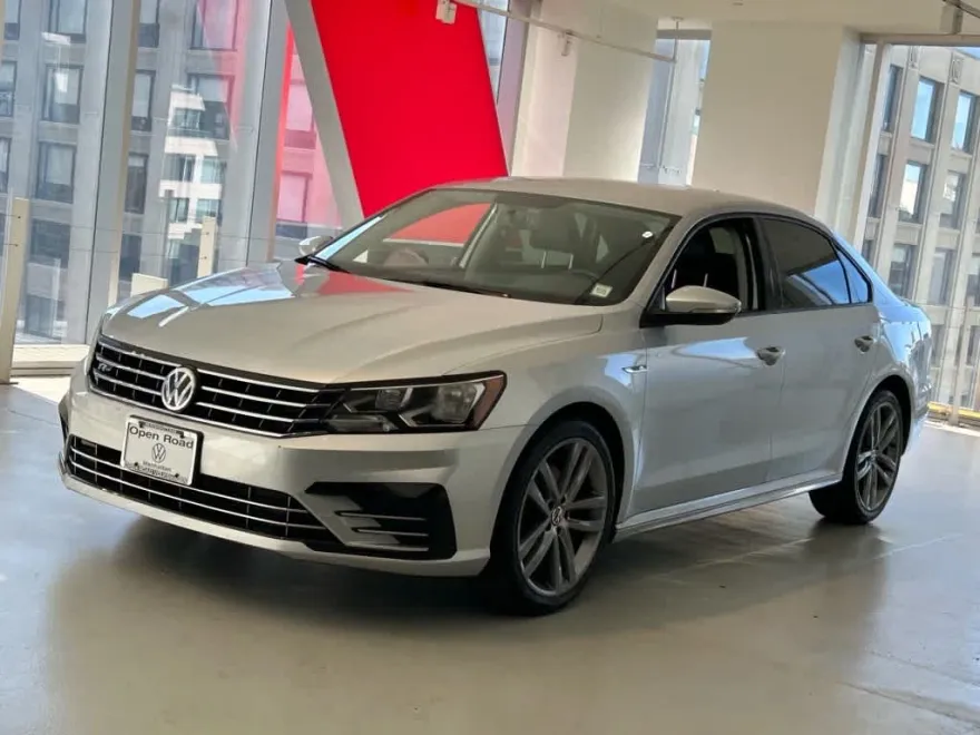 2018 Volkswagen Passat R-Line photo 1