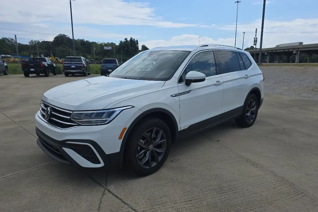 2024 Volkswagen Tiguan SE Wolfsburg Edition photo 1
