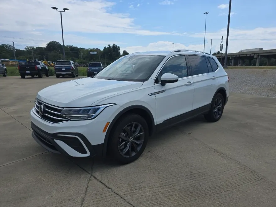 2024 Volkswagen Tiguan SE Wolfsburg Edition photo 1