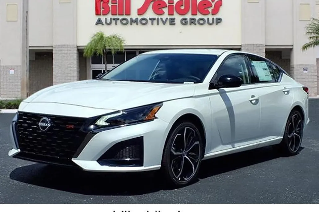2025 Nissan Altima SR photo 1