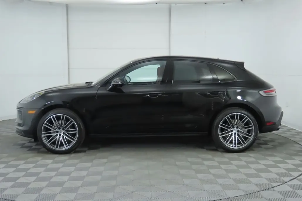 2025 Porsche Macan Base photo 1