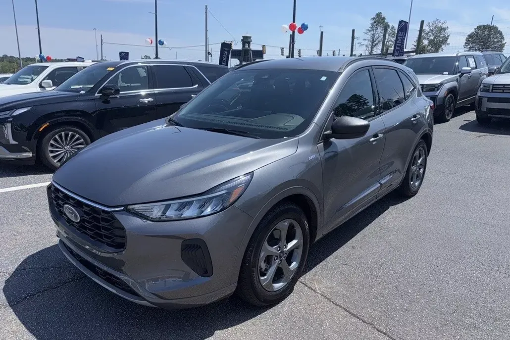 2024 Ford Escape ST-Line photo 1