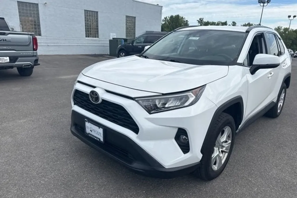 2020 Toyota RAV4 XLE photo 1