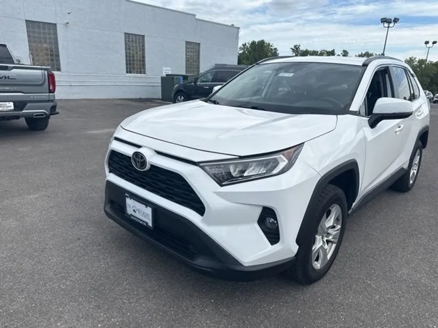 2020 Toyota RAV4 XLE photo 1