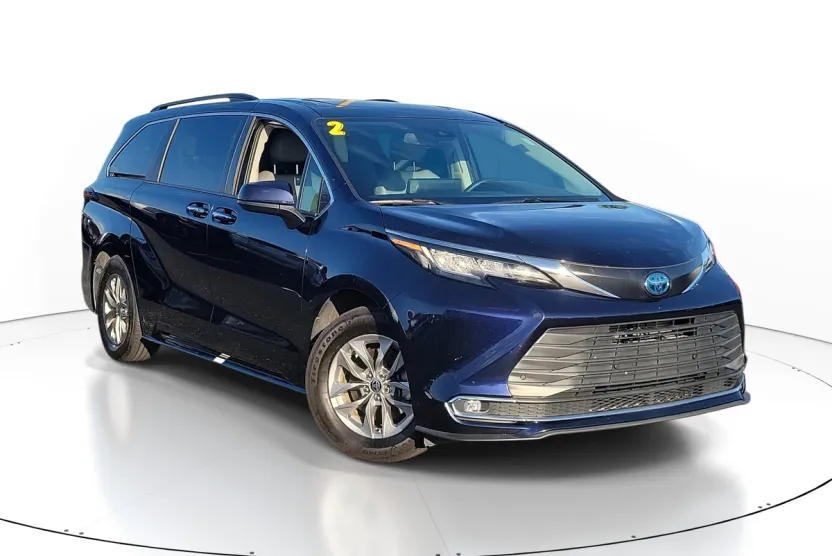 2022 Toyota Sienna XLE photo 1