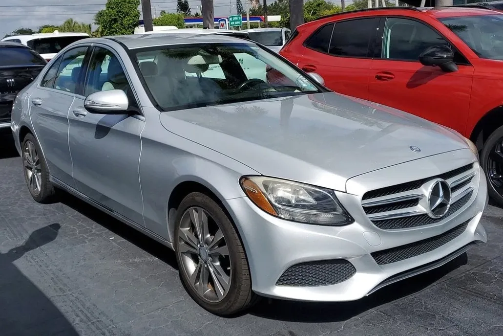 2015 Mercedes Benz C 300 Luxury photo 1