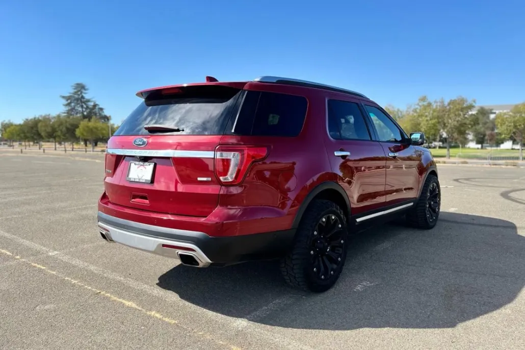 2016 Ford Explorer Platinum Sport photo 1