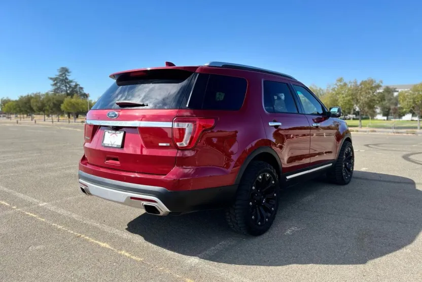 2016 Ford Explorer Platinum Sport photo 1