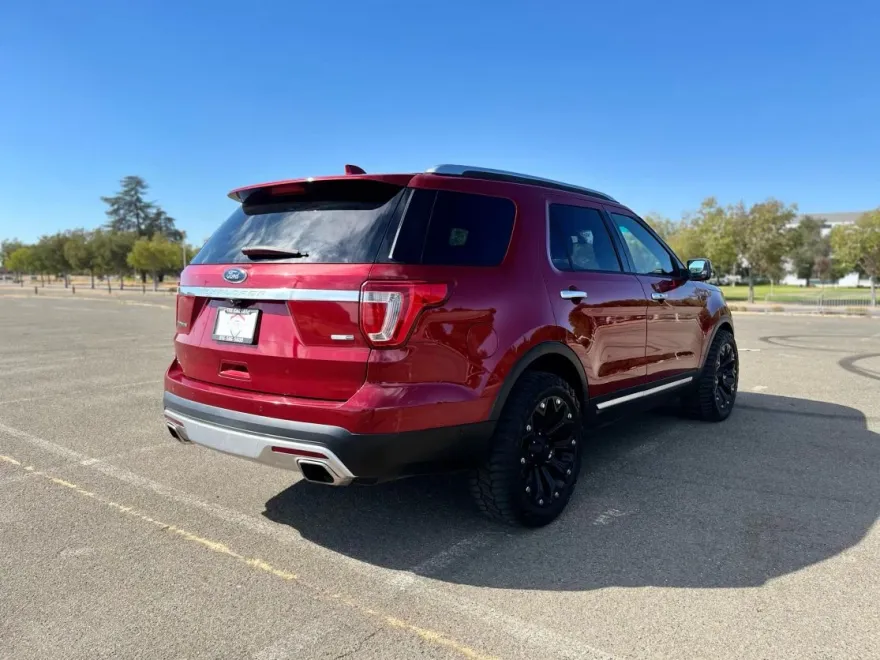 2016 Ford Explorer Platinum Sport photo 1