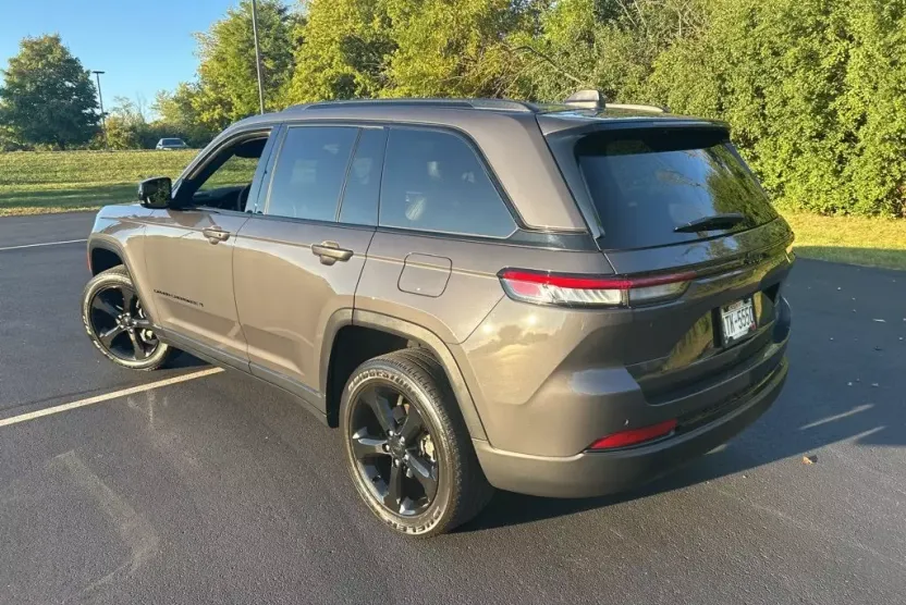 2023 Jeep Grand Cherokee Altitude photo 1