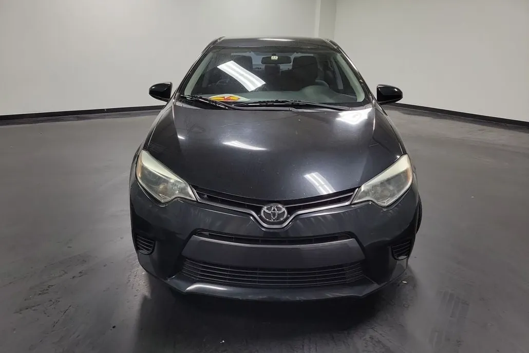 2015 Toyota Corolla LE photo 1