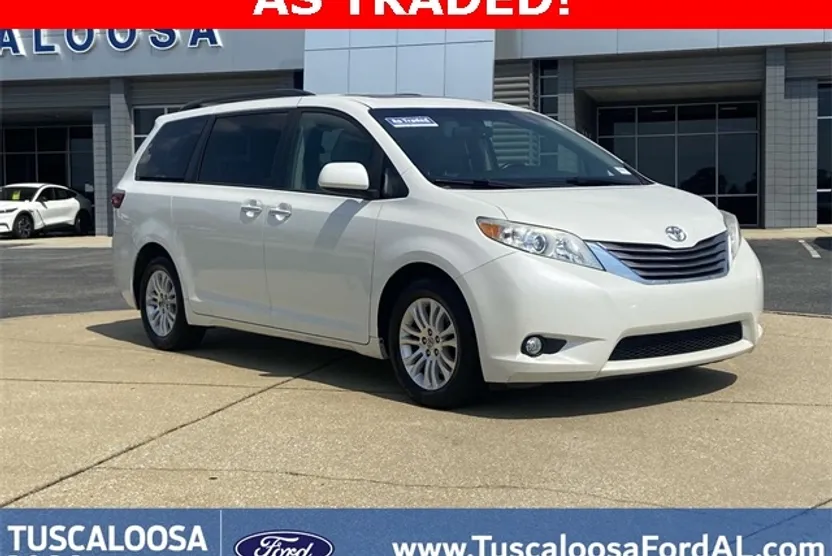 2017 Toyota Sienna XLE photo 1