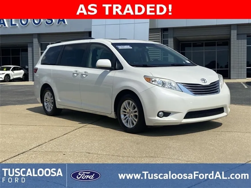 2017 Toyota Sienna XLE photo 1