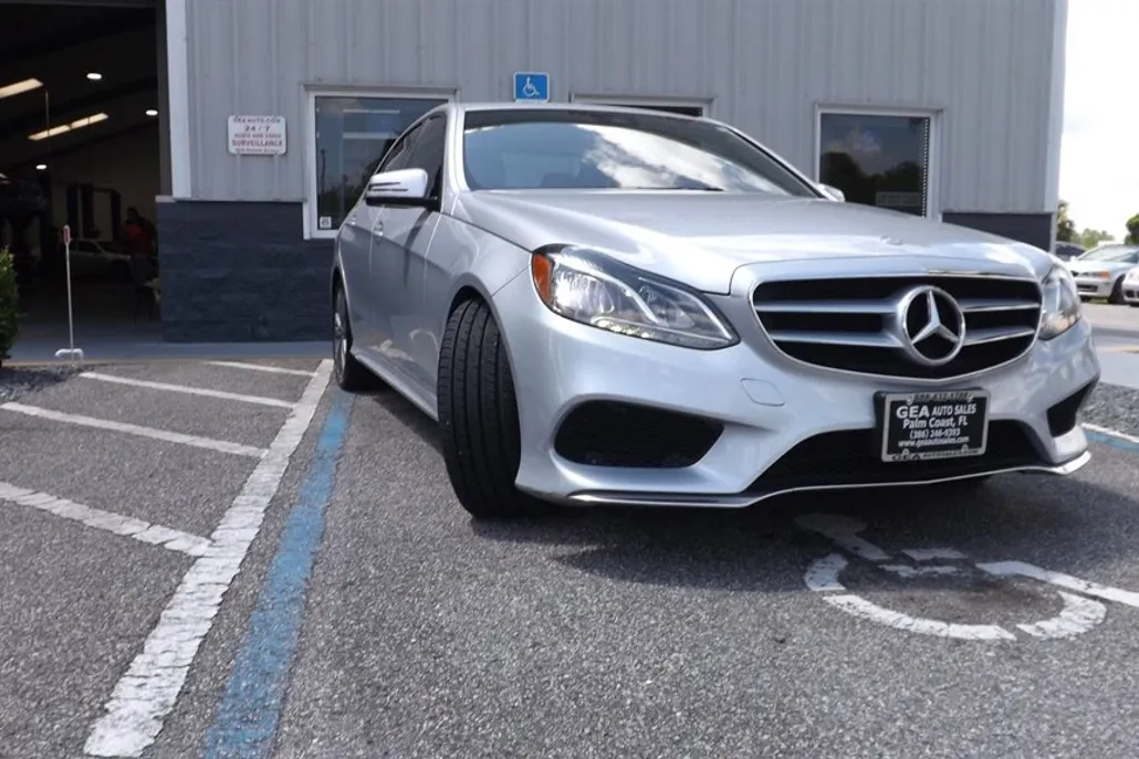 2016 Mercedes Benz E photo 1