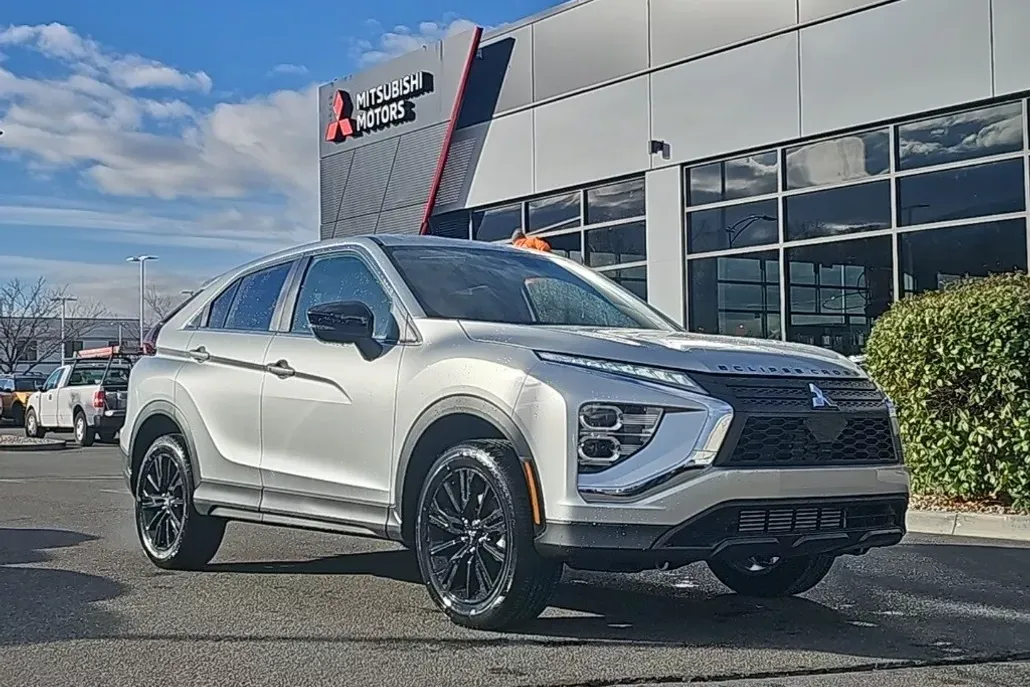 2025 Mitsubishi Eclipse Cross LE photo 1