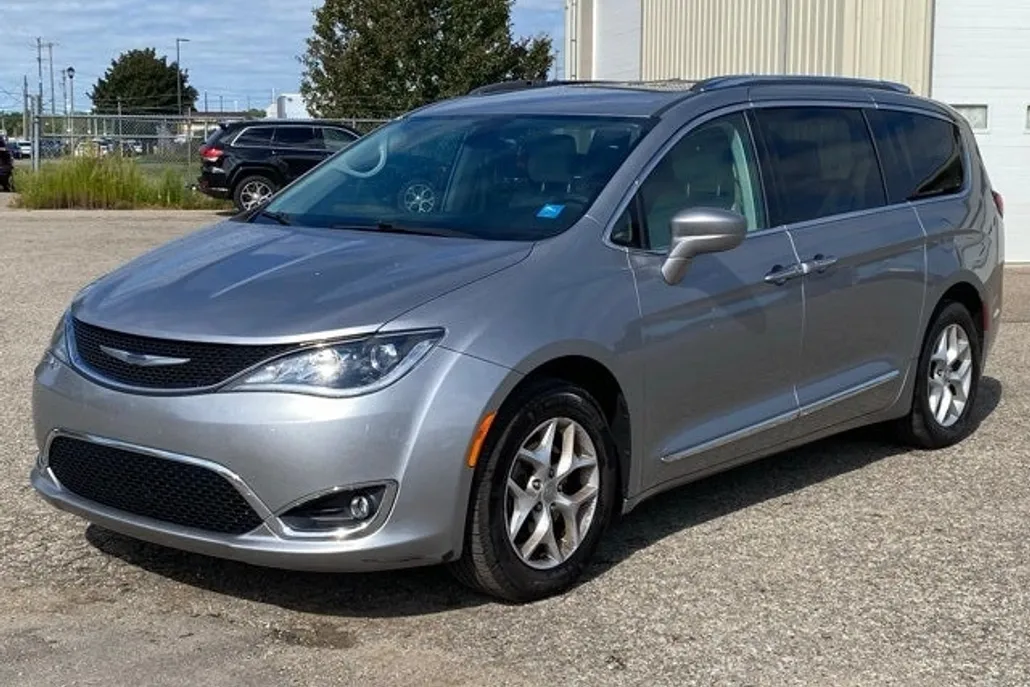 2017 Chrysler Pacifica Touring Plus photo 1