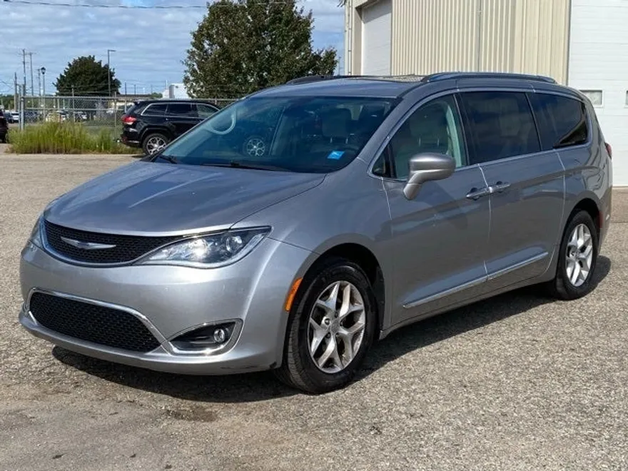 2017 Chrysler Pacifica Touring Plus photo 1