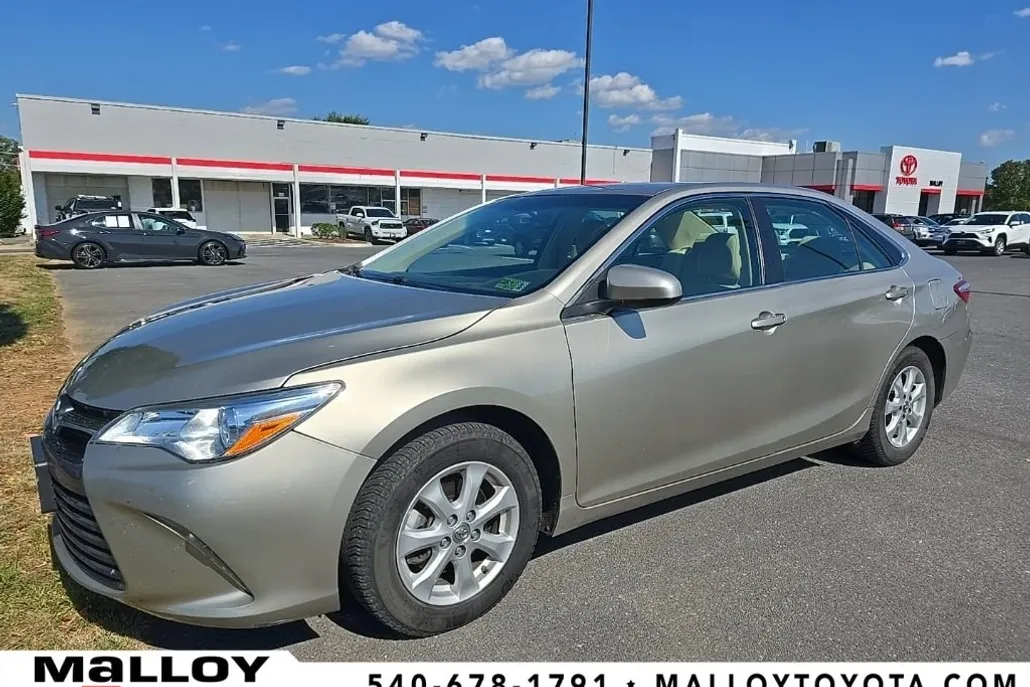 2015 Toyota Camry LE photo 1