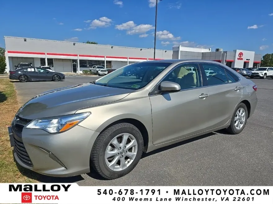 2015 Toyota Camry LE photo 1