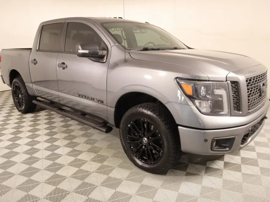 2019 Nissan Titan SL photo 1