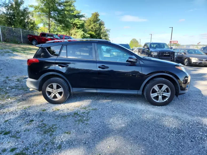 2015 Toyota RAV4 XLE photo 1