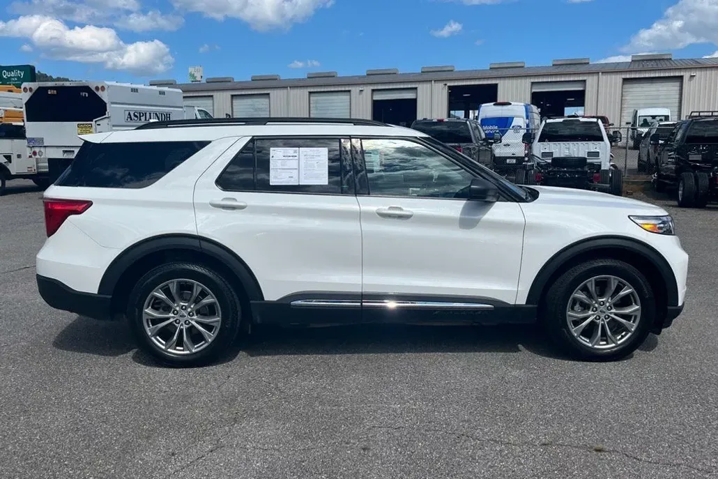 2022 Ford Explorer XLT photo 1