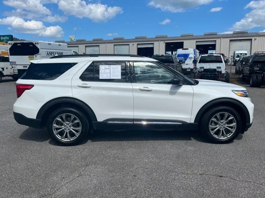 2022 Ford Explorer XLT photo 1