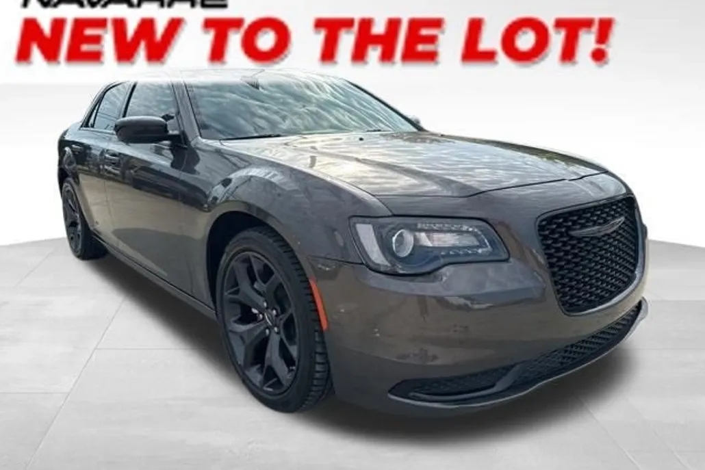 2023 Chrysler 300 Touring photo 1