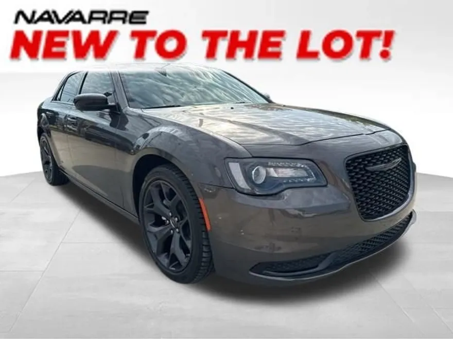 2023 Chrysler 300 Touring photo 1