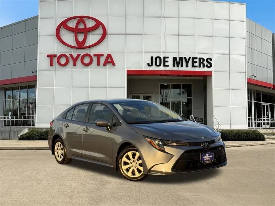 2025 Toyota Corolla LE photo 1