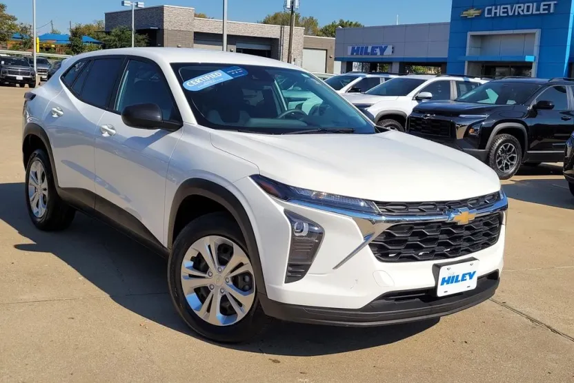 2024 Chevrolet Trax LS photo 1