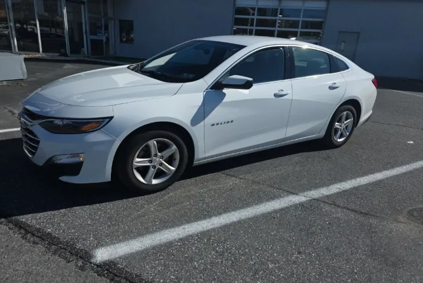 2022 Chevrolet Malibu LS photo 1