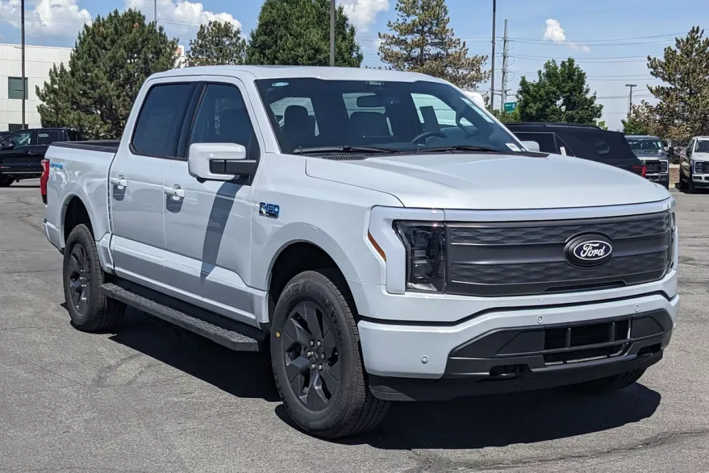 2025 Ford F-150 Lightning Lariat photo 1