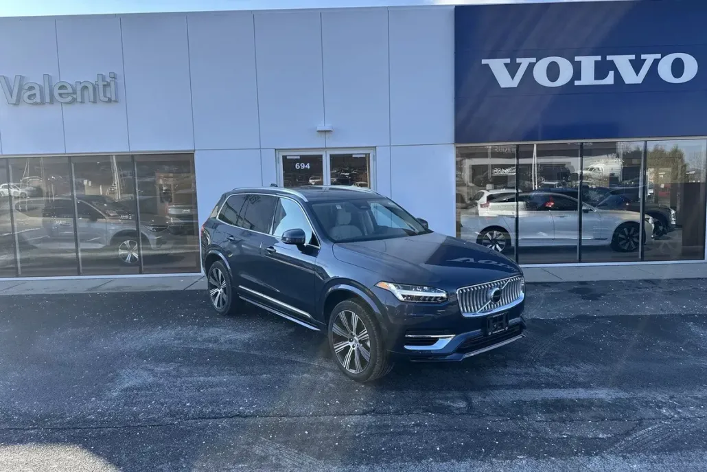 2025 Volvo XC90 T8 AWD Core photo 1