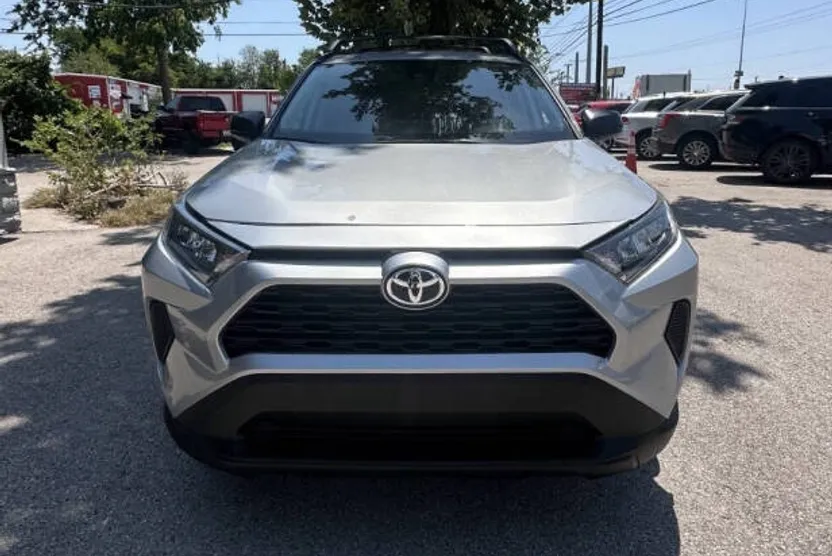 2022 Toyota RAV4 LE photo 1
