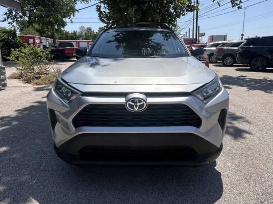 2022 Toyota RAV4 LE photo 1