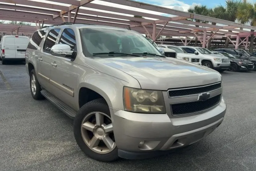 2008 Chevrolet Suburban 1500 LT photo 1