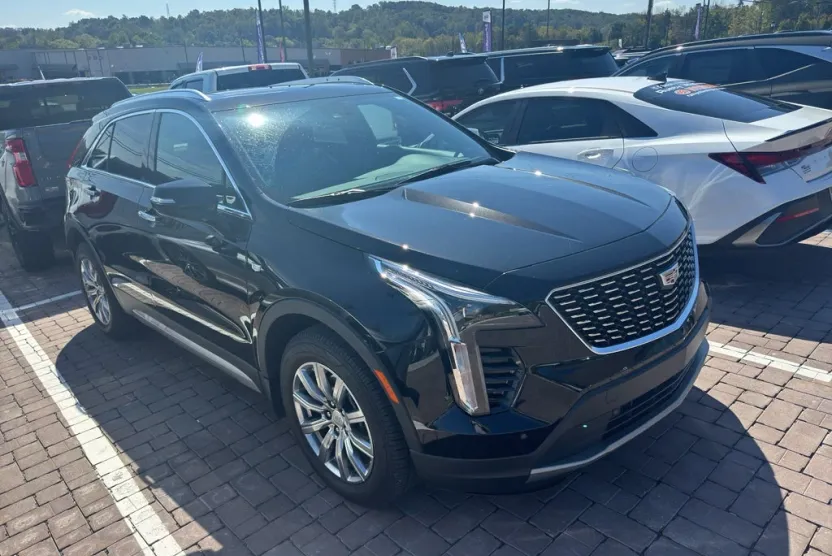 2023 Cadillac XT4 Premium Luxury photo 1