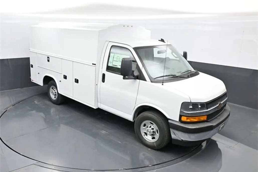 2025 Chevrolet Express Cutaway 3500 photo 1