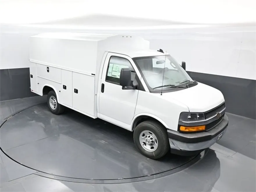 2025 Chevrolet Express Cutaway 3500 photo 1