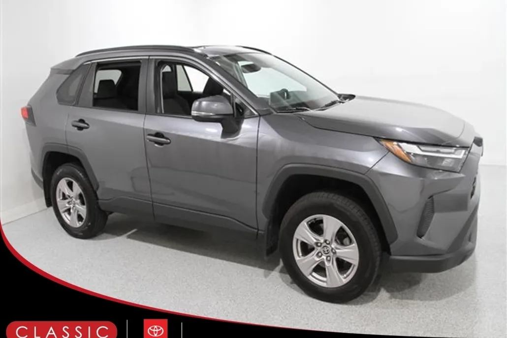 2022 Toyota RAV4 XLE photo 1