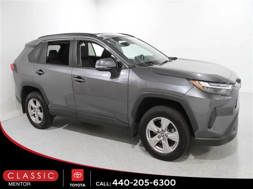 2022 Toyota RAV4 XLE photo 1