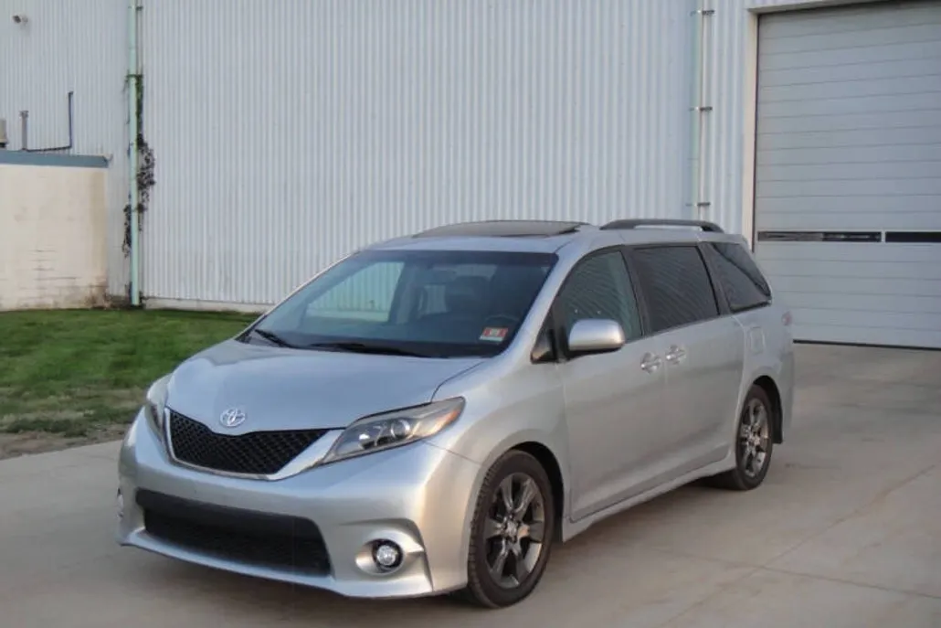 2016 Toyota Sienna Premium photo 1