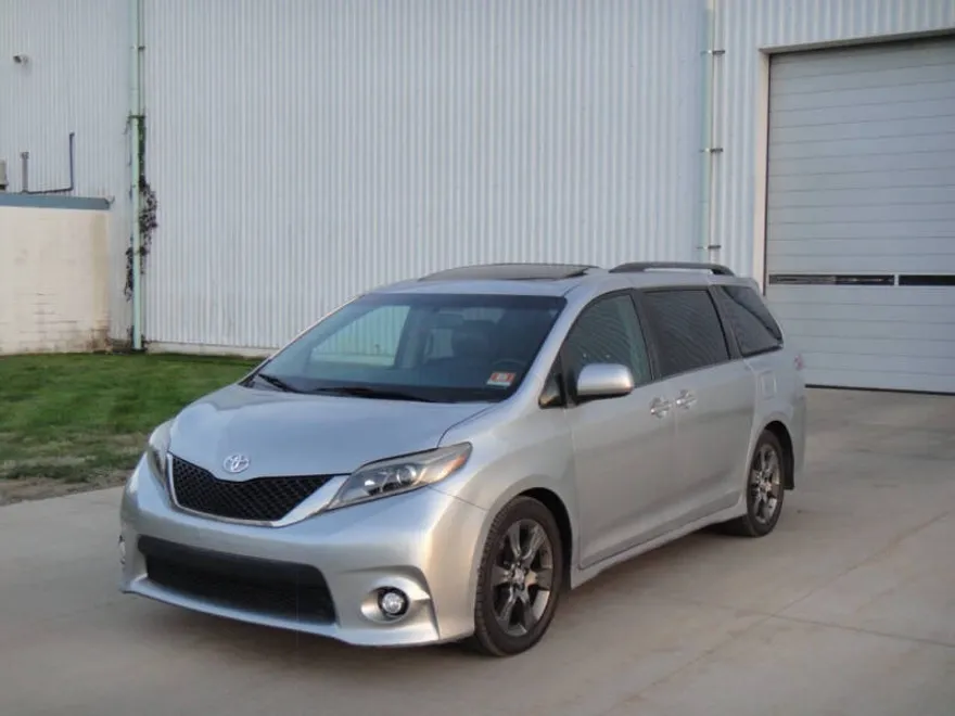 2016 Toyota Sienna Premium photo 1