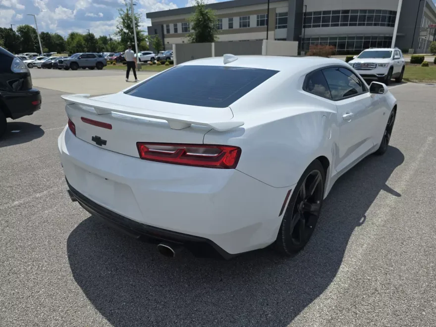 2018 Chevrolet Camaro 2LT photo 1