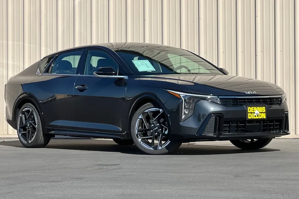 2025 Kia K4 GT-Line photo 1