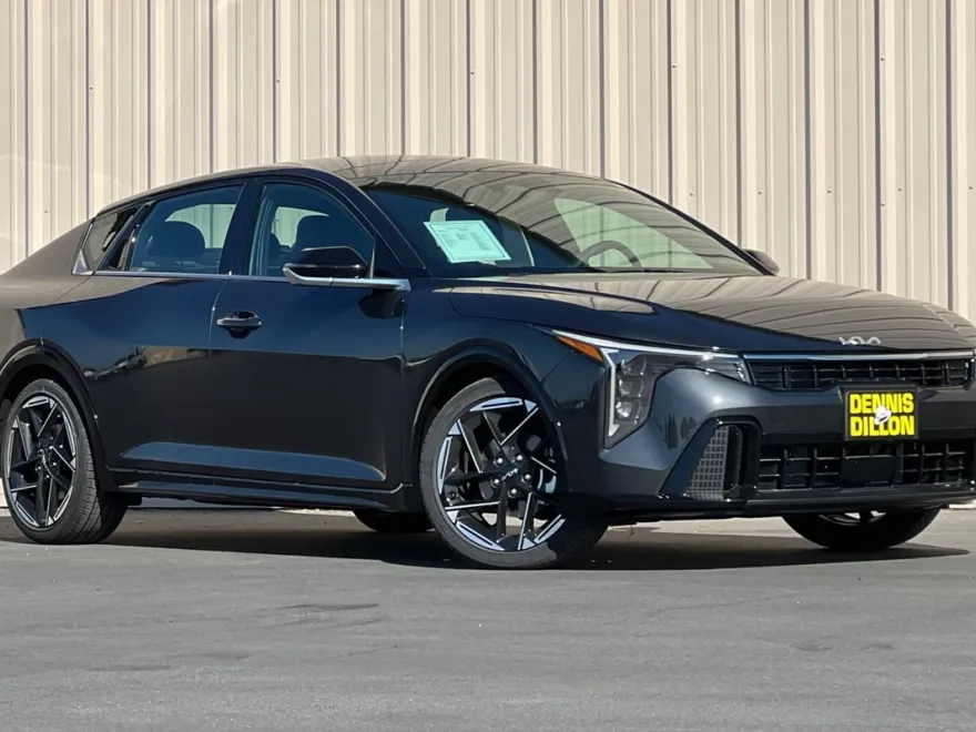2025 Kia K4 GT-Line photo 1