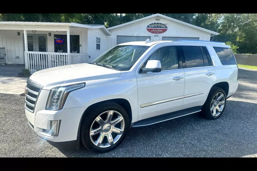 2016 Cadillac Escalade Luxury photo 1