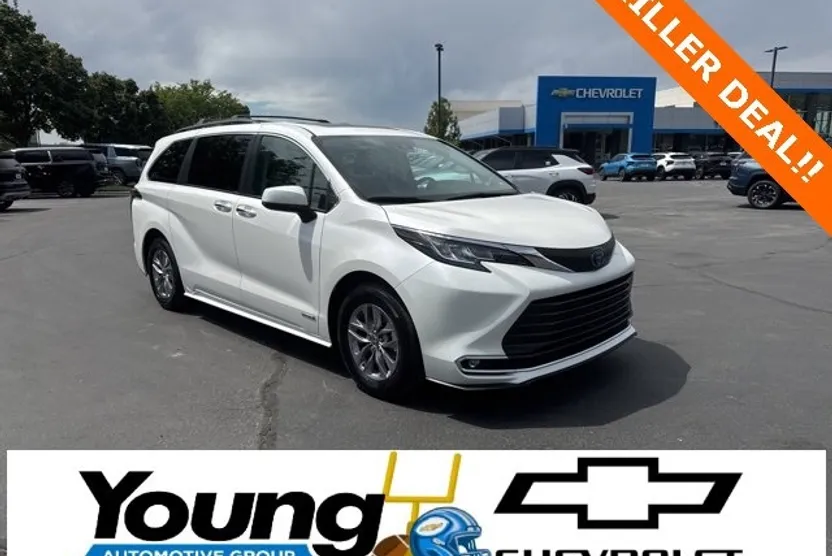 2021 Toyota Sienna XLE photo 1