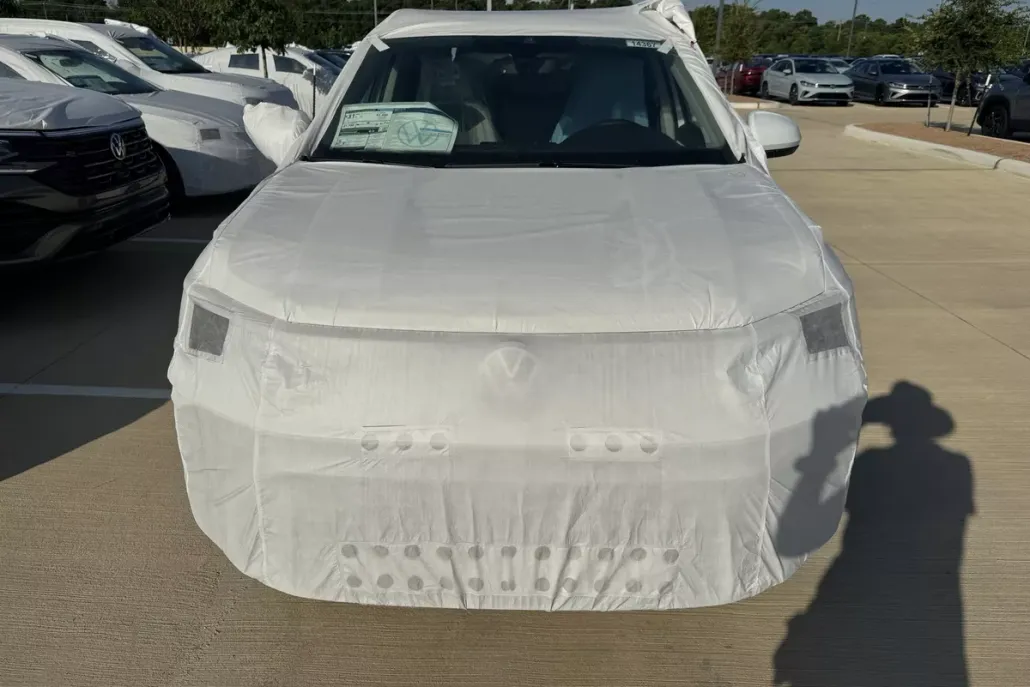 2025 Volkswagen Taos SE photo 1
